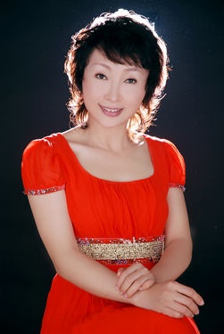 耿曉梅 水泥桿上“雕花”的女人